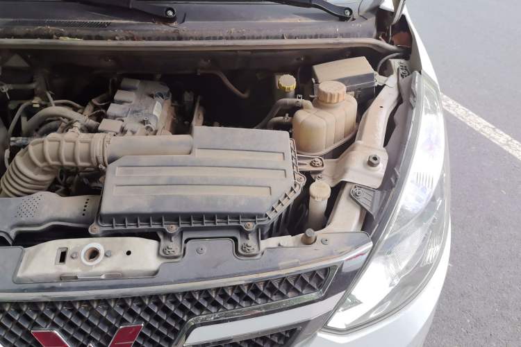 Used Wuling Rongguang V 2019 1.5L Standard Version China VI LAR Engine Bay Left