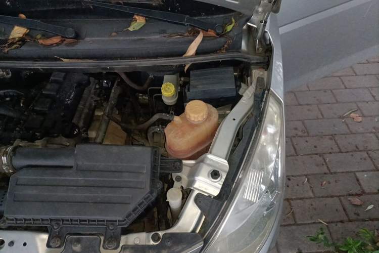 Used Wuling Rongguang V 2019 1.5L Standard Version China VI LAR Engine Bay Left
