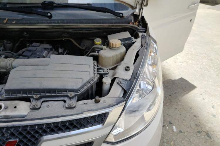 Used Wuling Rongguang V 2019 1.5L Standard Version China VI LAR Engine Bay Left