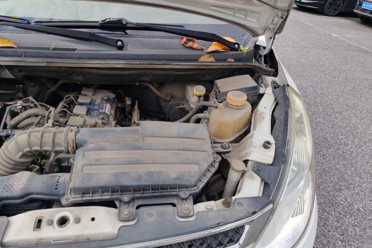 Used Wuling Rongguang V 2019 1.5L Standard Version China VI LAR Engine Bay Left