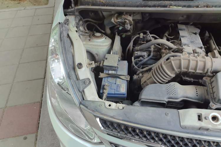 Used Wuling Rongguang V 2019 1.5L Standard Version China VI LAR Engine Bay Right