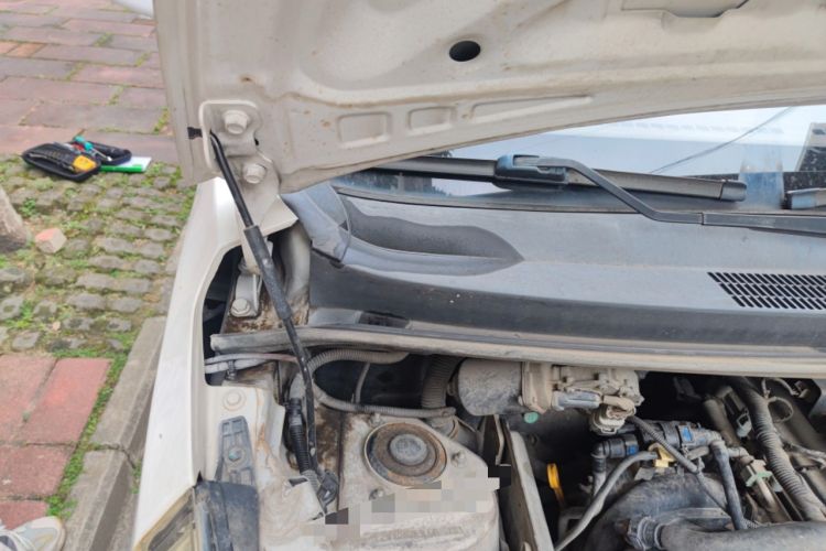 Used Wuling Rongguang V 2019 1.5L Standard Version China VI LAR Engine Bay Right