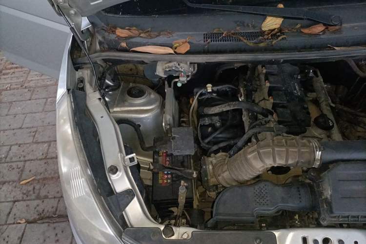 Used Wuling Rongguang V 2019 1.5L Standard Version China VI LAR Engine Bay Right