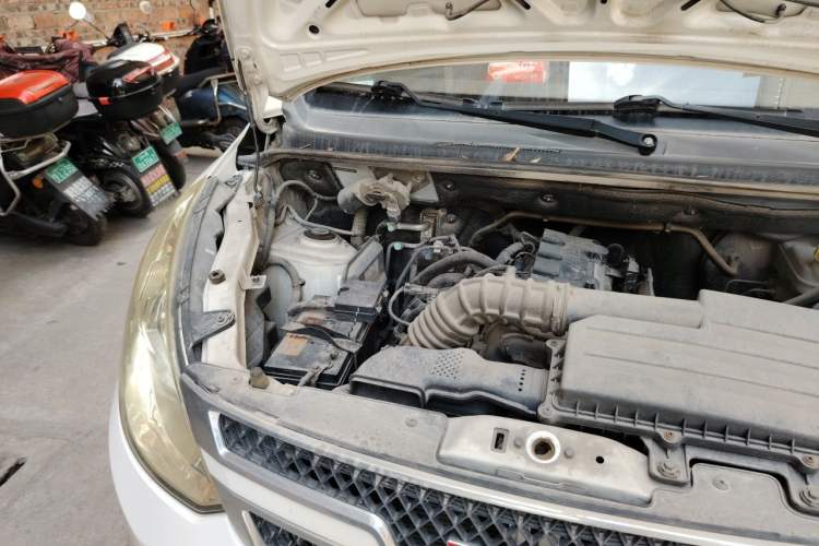 Used Wuling Rongguang V 2019 1.5L Standard Version China VI LAR Engine Bay Right