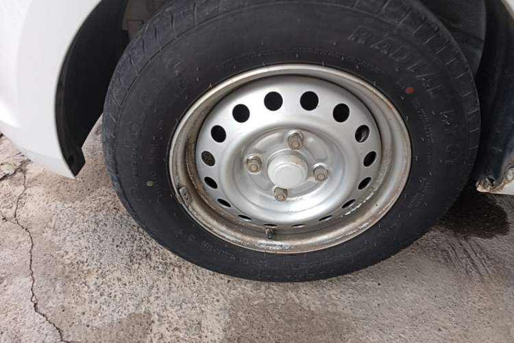 Used Wuling Rongguang V 2019 1.5L Practical Model China VI LAR Left Front Wheel Hub