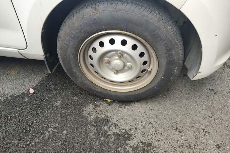 Used Wuling Rongguang V 2019 1.5L Practical Model China VI LAR Right Front Wheel Hub