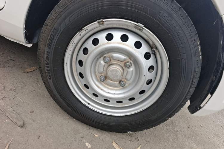 Used Wuling Rongguang V 2019 1.5L Practical Model China VI LAR Right Front Wheel Hub