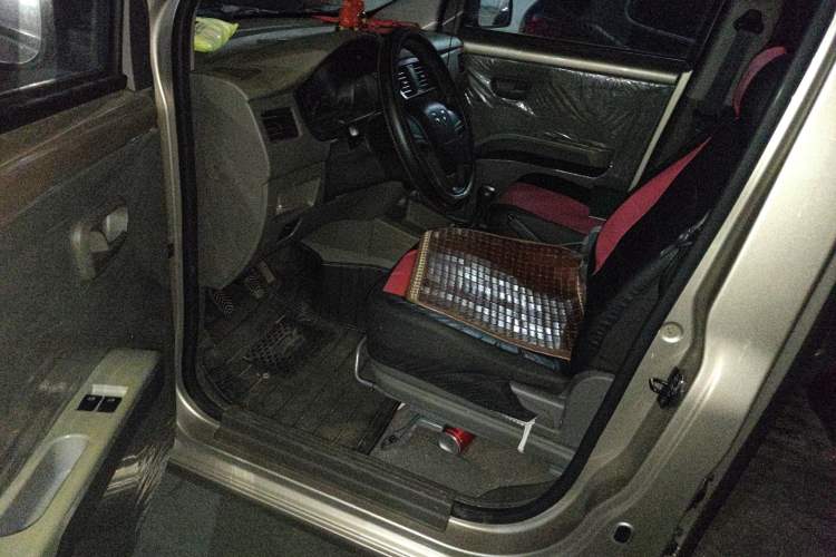 Used Wuling Rongguang V 2019 1.5L Practical Model China VI LAR Interior 3