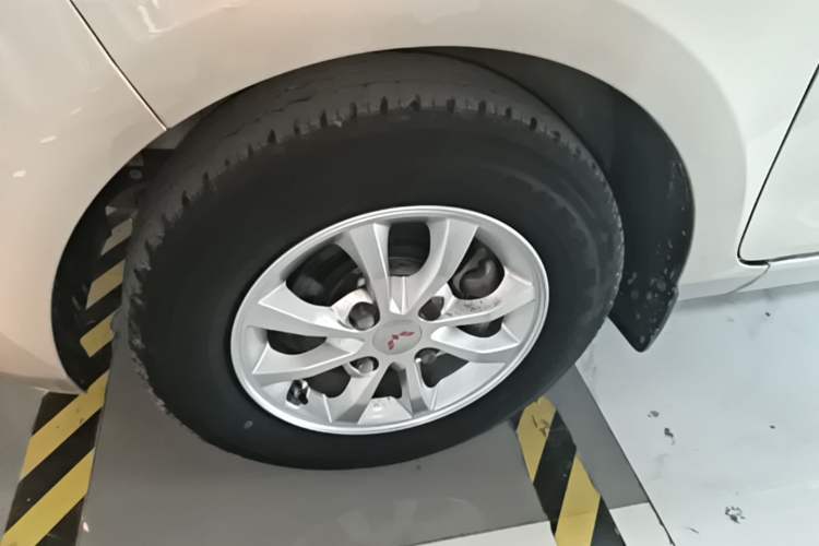 Used Wuling Rongguang V 2019 1.5L Standard Version China VI LAR Left Front Wheel Hub