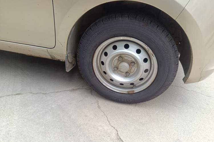 Used Wuling Rongguang V 2019 1.5L Practical Model China VI LAR Right Front Wheel Hub