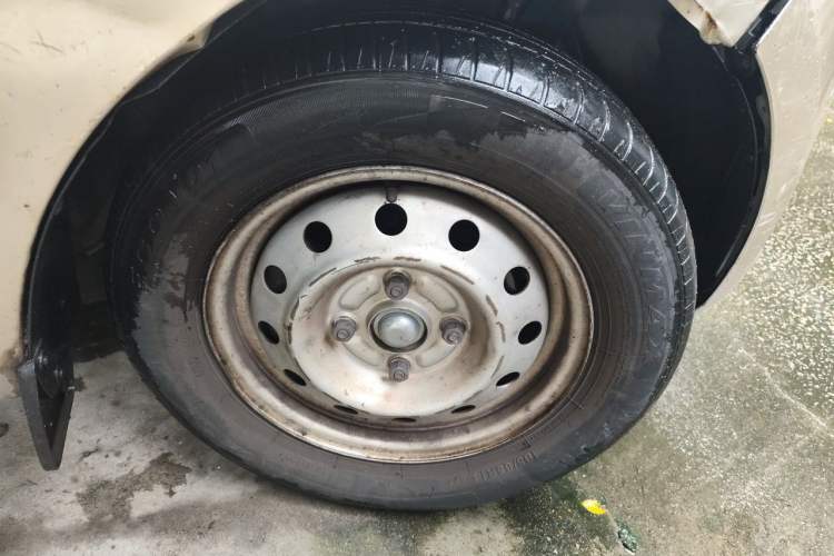 Used Wuling Rongguang V 2019 1.5L Practical Model China VI LAR Right Front Wheel Hub