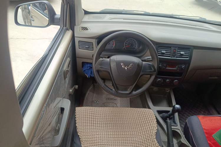 Used Wuling Rongguang V 2019 1.5L Practical Model China VI LAR Steering Wheel