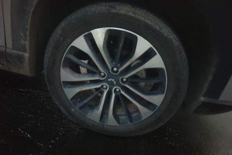 Used Wuling Starlight 560 2026 1.5T CVT Elite Edition Right Front Wheel Hub