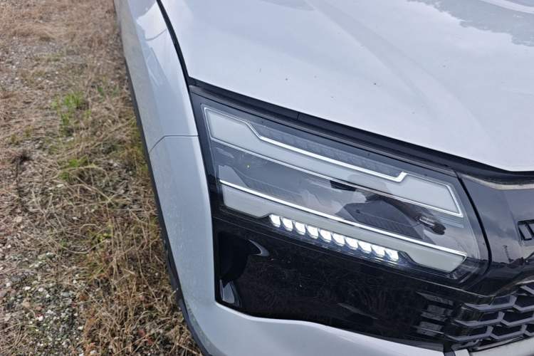 Used Wuling Starlight 560 2026 1.5T CVT Elite Edition Right Front Headlight