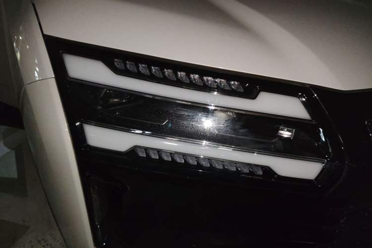 Used Wuling Starlight 560 2026 1.5T CVT Elite Edition Right Front Headlight