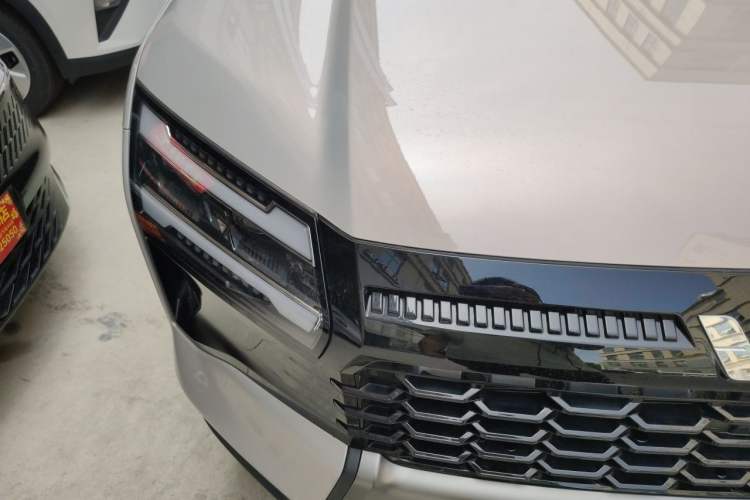 Used Wuling Starlight 560 2026 1.5T CVT Elite Edition Right Front Headlight