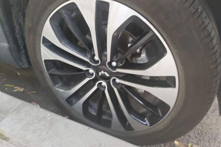 Used Wuling Starlight 560 2026 1.5T CVT Elite Edition Right Front Wheel Hub