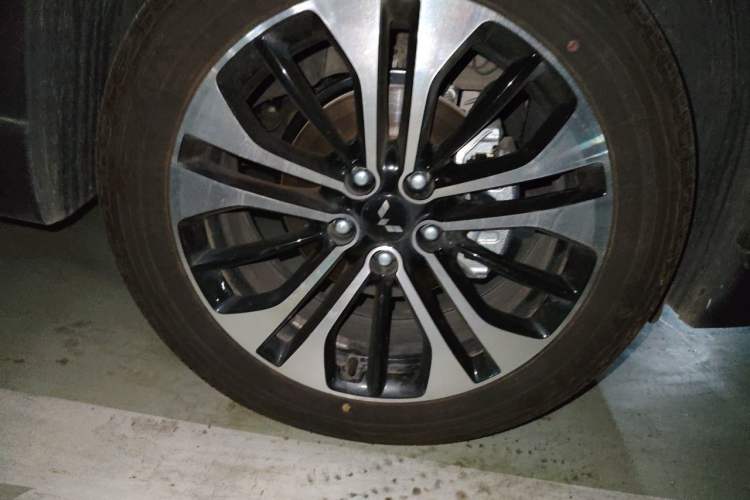Used Wuling Starlight 560 2026 1.5T CVT Elite Edition Right Front Wheel Hub