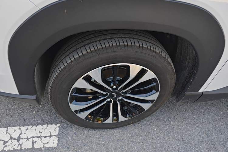 Used Wuling Starlight 560 2026 1.5T CVT Elite Edition Left Front Wheel Hub