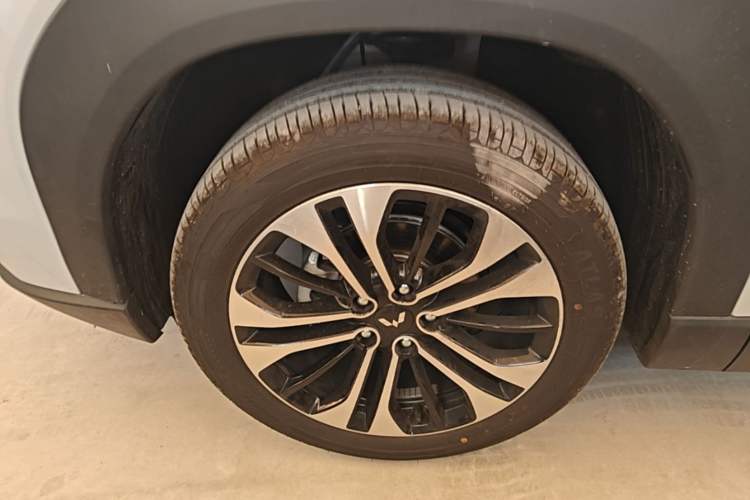 Used Wuling Starlight 560 2026 1.5T CVT Elite Edition Left Front Wheel Hub