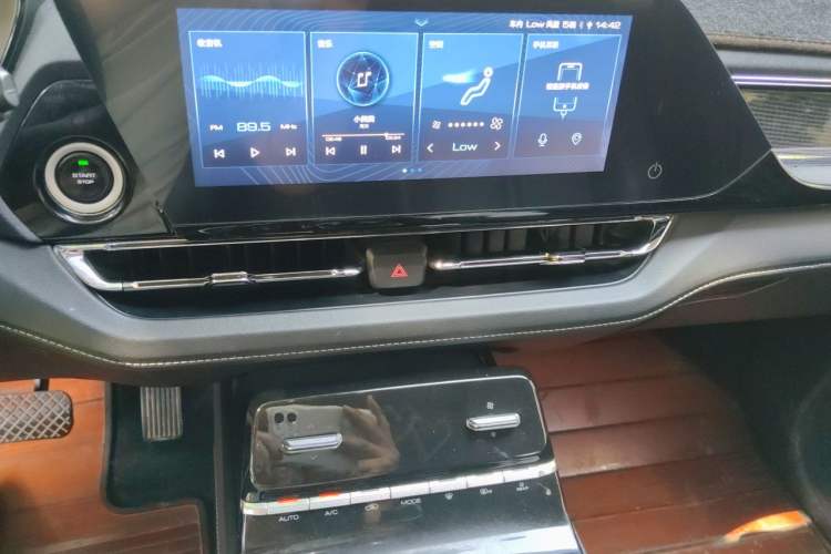 Used Wuling Victory 2020 1.5T CVT Flagship Edition Audio And AC Panel