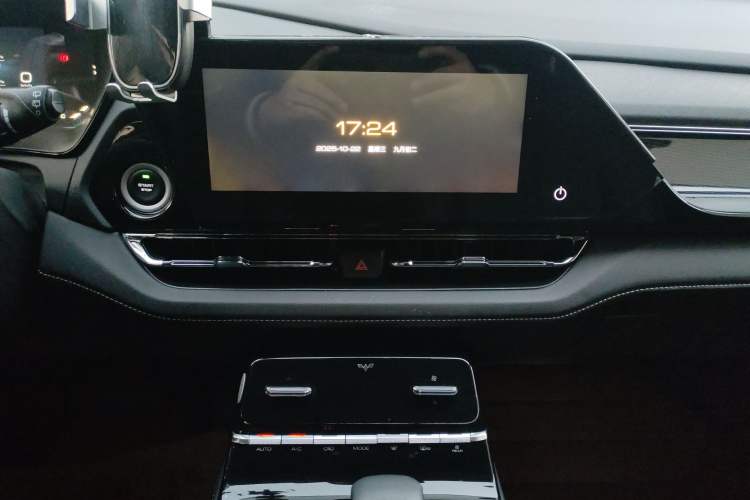 Used Wuling Victory 2020 1.5T CVT Flagship Edition Audio And AC Panel