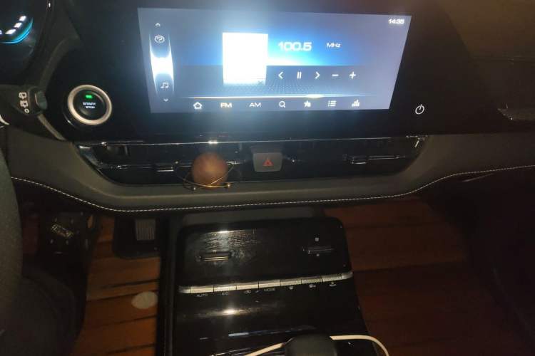 Used Wuling Victory 2020 1.5T CVT Flagship Edition Audio And AC Panel