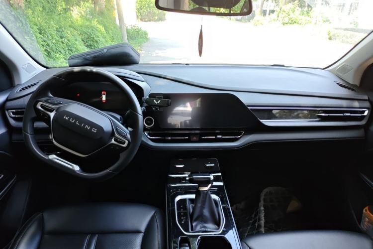 Used Wuling Victory 2020 1.5T CVT Luxury Model Center Console