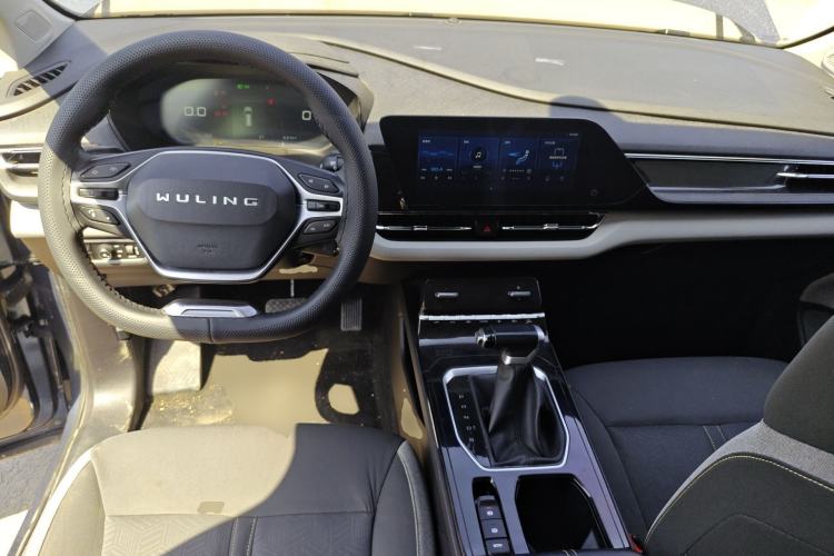 Used Wuling Victory 2020 1.5T CVT Elite Model Center Console
