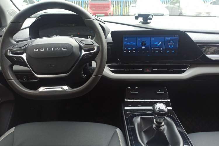 Used Wuling Victory 2020 1.5T Manual Elite Edition Center Console