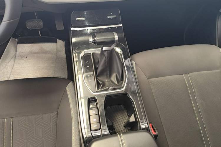 Used Wuling Victory 2020 1.5T CVT Elite Model Gear Lever