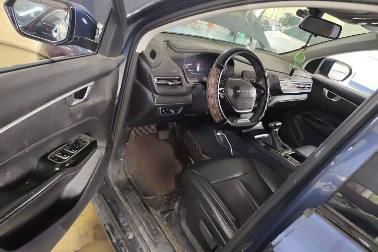 Used Wuling Victory 2020 1.5T CVT Luxury Model Interior 3