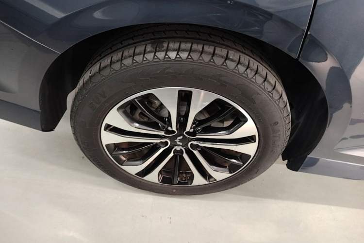 Used Wuling Victory 2020 1.5T CVT Flagship Edition Right Rear Wheel Hub
