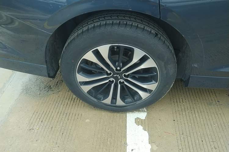 Used Wuling Victory 2020 1.5T CVT Flagship Edition Right Rear Wheel Hub