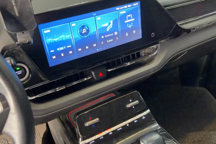 Used Wuling Victory 2020 1.5T CVT Flagship Edition Audio And AC Panel