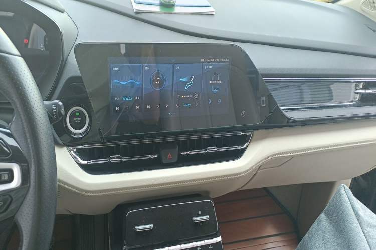 Used Wuling Victory 2020 1.5T CVT Flagship Edition Audio And AC Panel