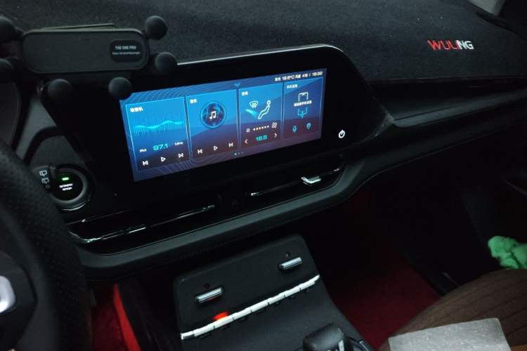 Used Wuling Victory 2020 1.5T CVT Flagship Edition Audio And AC Panel