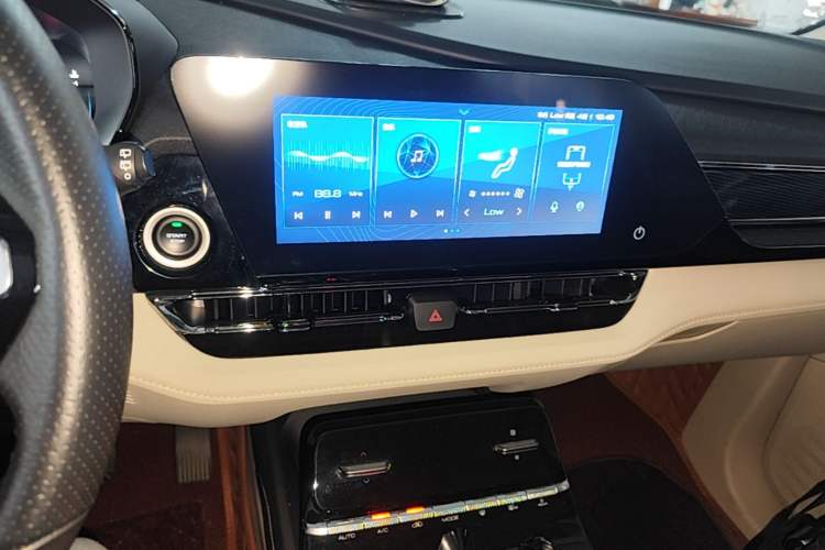 Used Wuling Victory 2020 1.5T CVT Flagship Edition Audio And AC Panel