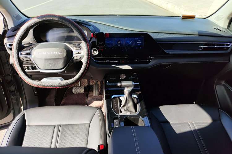Used Wuling Victory 2020 1.5T CVT Luxury Model Center Console