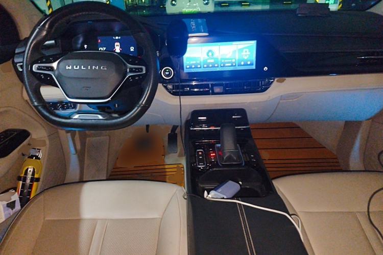 Used Wuling Victory 2020 1.5T CVT Flagship First-Class Model Center Console
