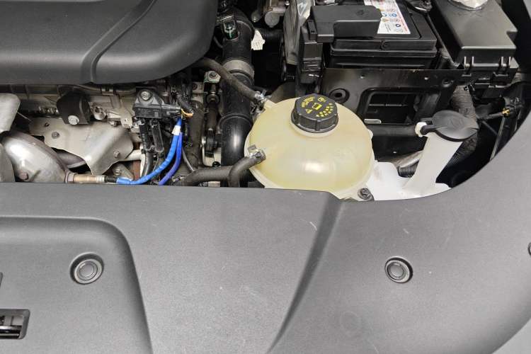 Used Wuling Victory 2020 1.5T Manual Elite Edition Engine Bay Left