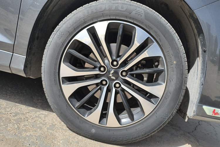 Used Wuling Victory 2020 1.5T CVT Flagship Edition Right Front Wheel Hub