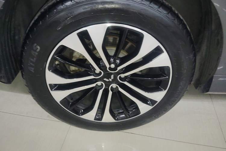 Used Wuling Victory 2020 1.5T CVT Flagship Edition Right Rear Wheel Hub