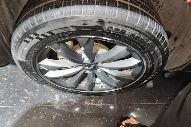 Used Wuling Victory 2020 1.5T CVT Luxury Model Right Rear Wheel Hub