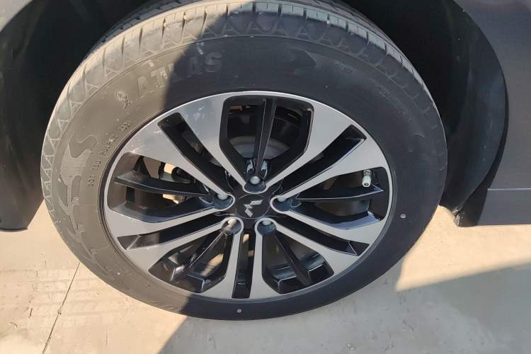 Used Wuling Victory 2020 1.5T CVT Flagship Edition Right Rear Wheel Hub