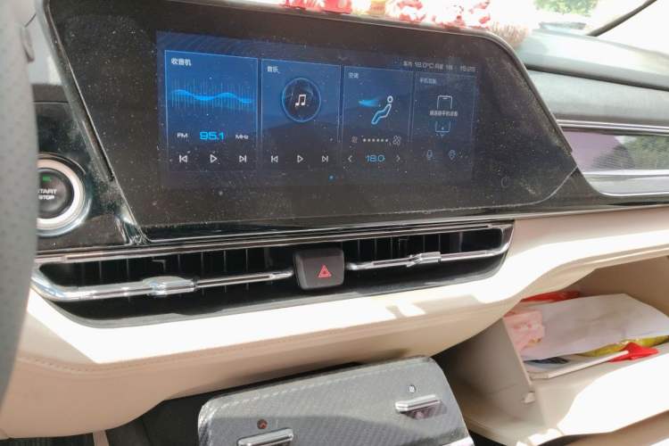Used Wuling Victory 2020 1.5T CVT Flagship Edition Audio And AC Panel