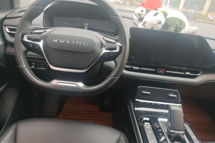 Used Wuling Victory 2020 1.5T CVT Flagship First-Class Model Center Console
