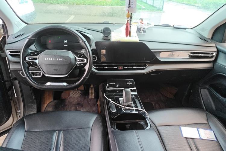 Used Wuling Victory 2020 1.5T CVT Flagship Business Class Center Console