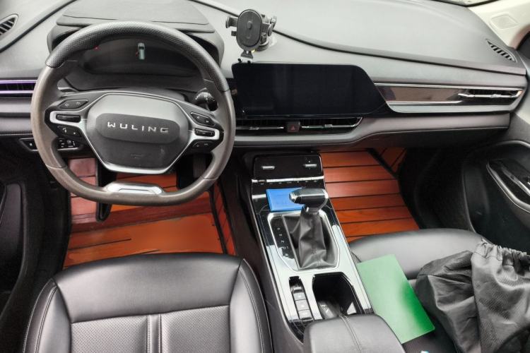 Used Wuling Victory 2020 1.5T CVT Luxury Model Center Console