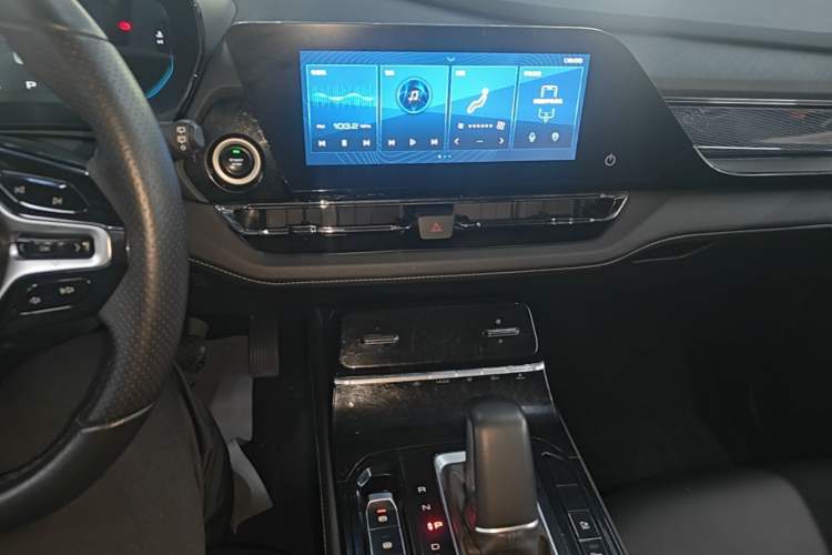Used Wuling Victory 2020 1.5T CVT Flagship Edition Audio And AC Panel